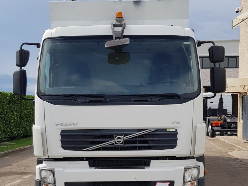 compattatore posteriore tre assi Volvo raccolta rifiuti usato 