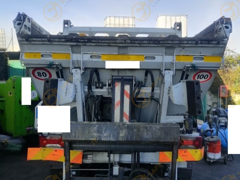  minicompattatore a caricamento posteriore, con scarico per ribaltamento della vasca e vasca di raccolta ortogonale camion rifiuti