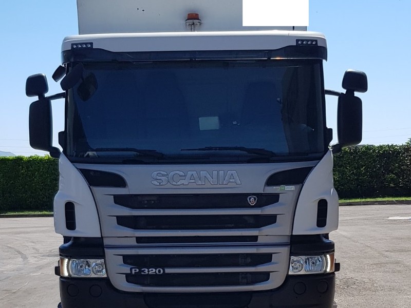 compattatore posteriore tre assi usato a noleggio Scania safetrucks