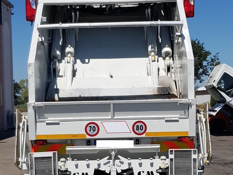 compattatore posteriore tre assi usato a noleggio Scania safetrucks